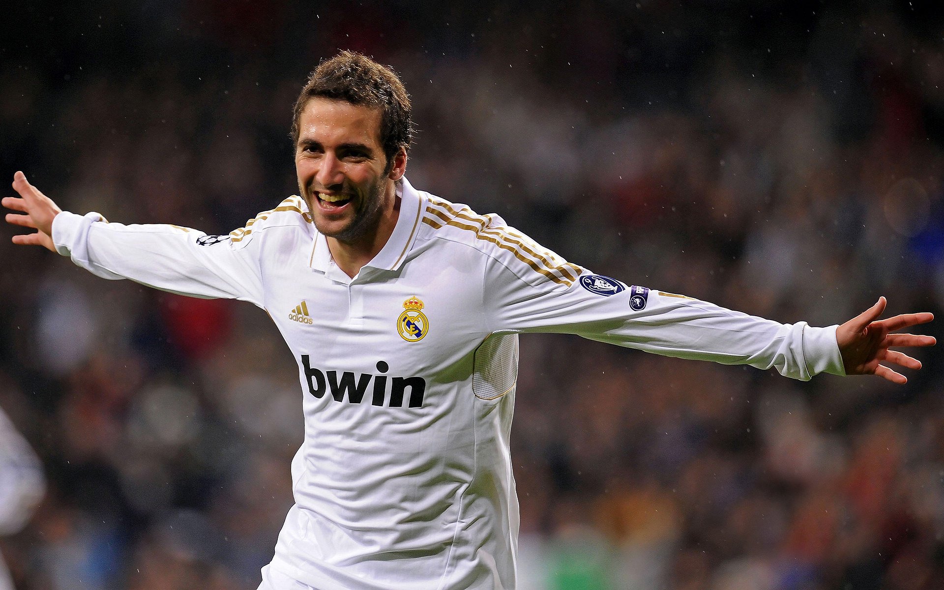 开云综合服务-曼联在主场逆转取胜，积分追赶领先榜首